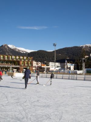 Schlittschuhlaufen mit Kindern in Davos